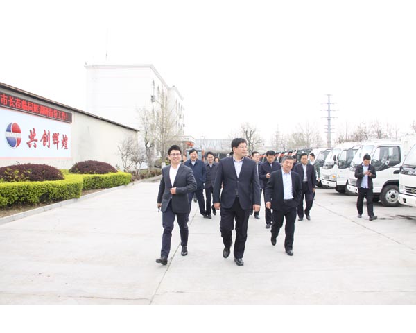 李董陪同李市長(zhǎng)一行參觀考察