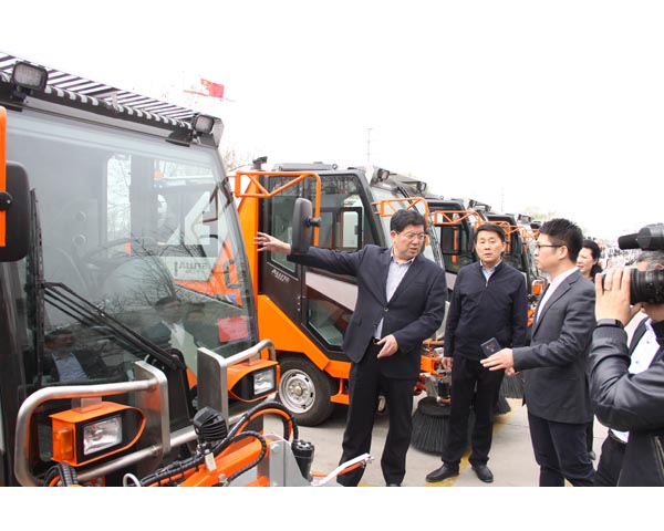 李市長(zhǎng)詢問(wèn)掃路機(jī)事宜