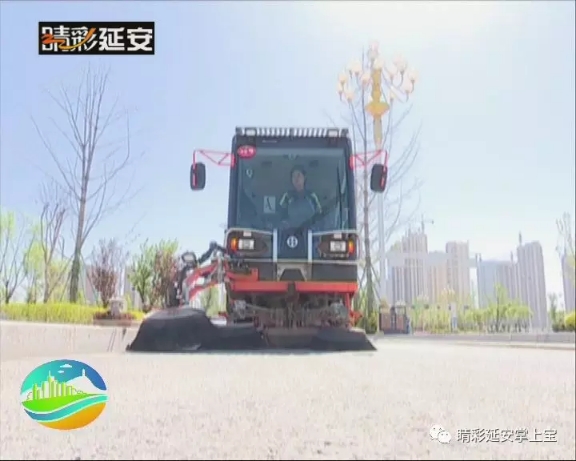 工作狀態(tài)的QTH8501掃路機.jpg