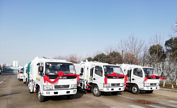 側(cè)裝掛桶運(yùn)垃圾車